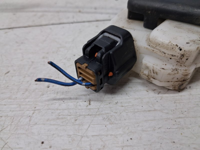 Замок двери передний левый Pajero Wagon 1999-2006 3 3.2 Дизель 4M41