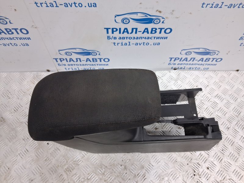 Подлокотник Outlander 2003-2006 cu 2.4 бензин 4G69