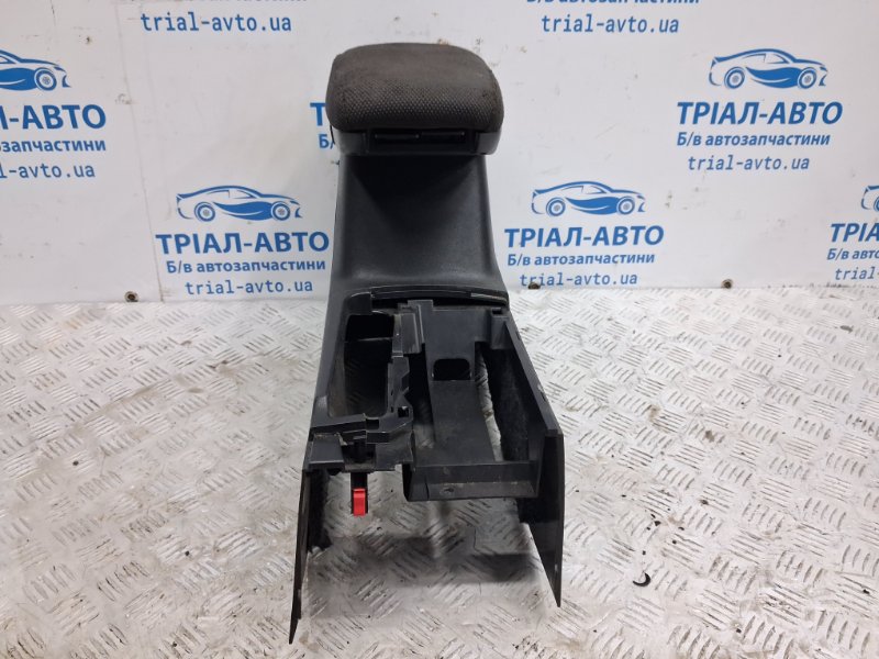 Подлокотник Outlander 2003-2006 cu 2.4 бензин 4G69