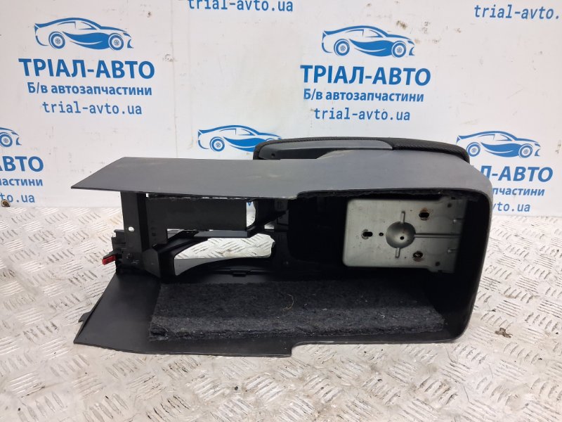 Подлокотник Outlander 2003-2006 cu 2.4 бензин 4G69