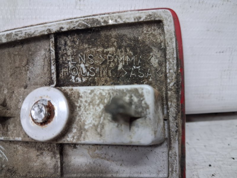 Катафот правый Mitsubishi Pajero Wagon 4 3.2 Дизель 4M41