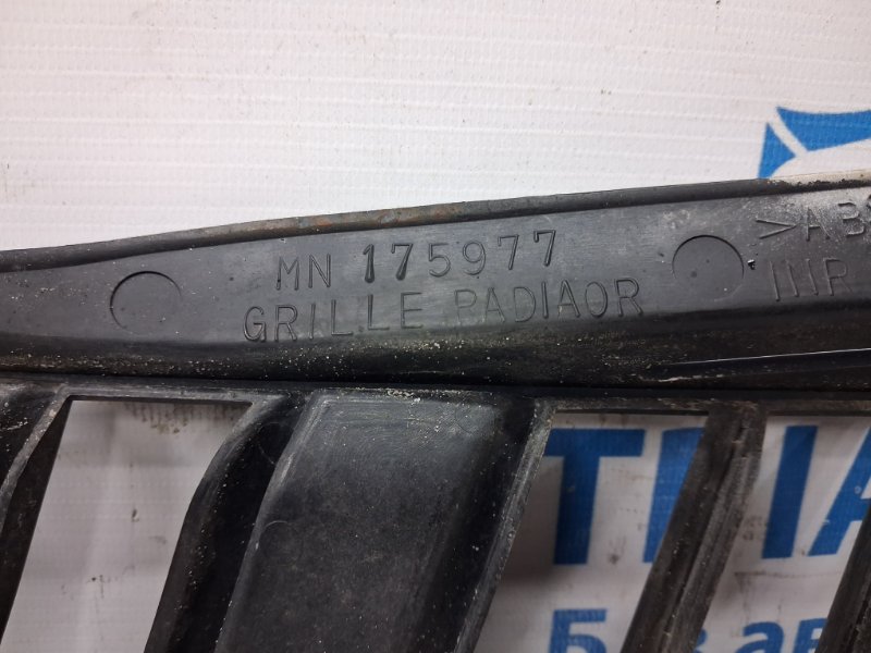 Решетка переднего бампера левая Outlander 2003-2006 cu 2.4 бензин 4G69