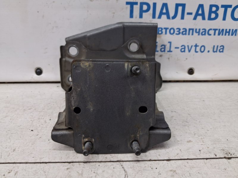 Кронштейн усилителя переднего бампера правый Nissan Juke F15 1.6 turbo MR16DDT