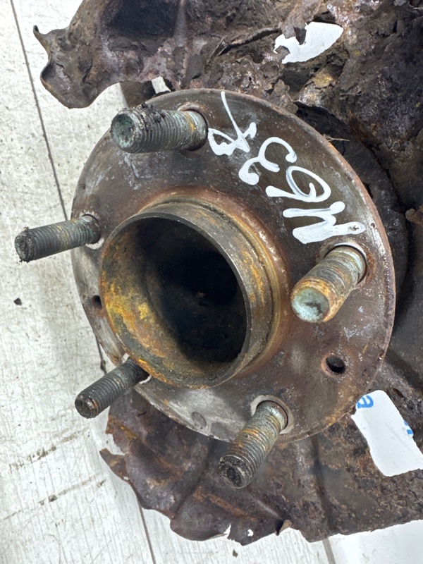 Цапфа задняя правая со ступицей 6 2007-2013 GH 2.5 бензин L5-VE