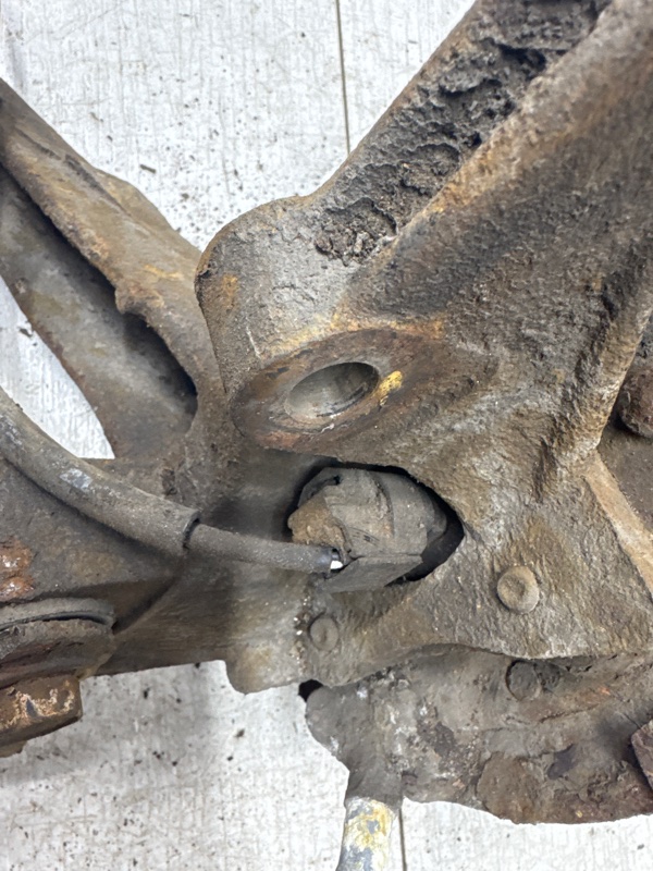 Цапфа задняя левая со ступицей Camry 2001-2006 XV30 3.0 Бензин 1MZFE