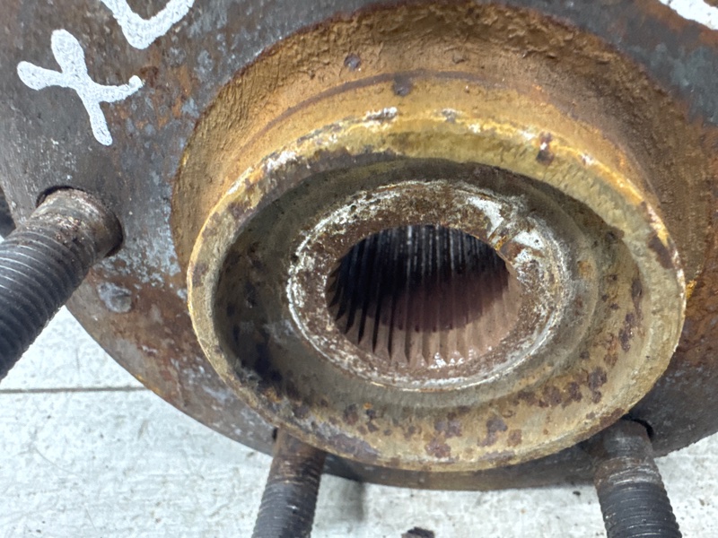 Кулак поворотный левый со ступицей Outlander 2007-2012 XL 2.4 бензин 4b12