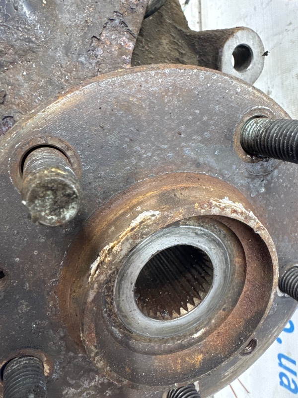 Кулак поворотный правый со ступицей 6 2007-2013 GH 2.5 бензин L5-VE