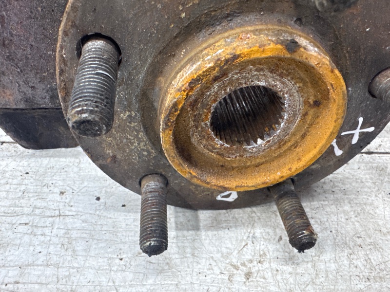 Кулак поворотный правый со ступицей Outlander 2007-2012 XL 2.4 бензин 4b12