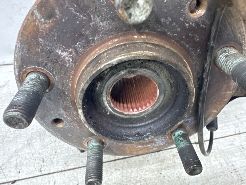 Кулак поворотный левый со ступицей 6 2007-2013 GH 2.5 бензин L5-VE