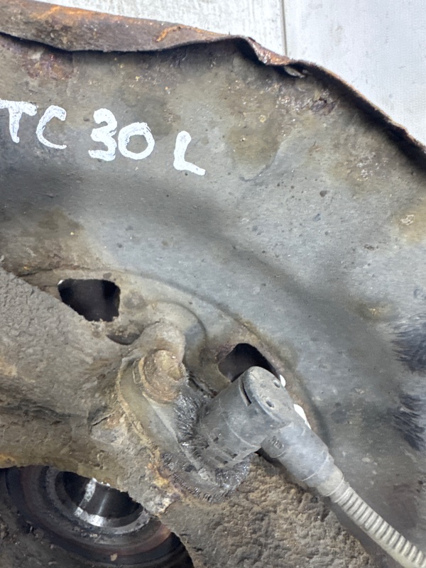 Кулак поворотный левый со ступицей Camry 2001-2006 XV30 3.0 Бензин 1MZFE