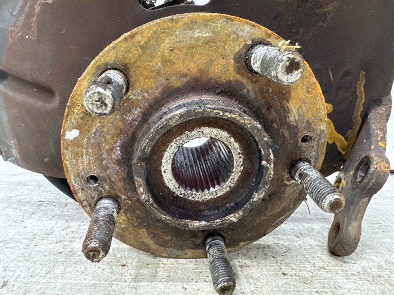 Кулак поворотный левый со ступицей Santa fe 2012-2019 DM 2.2 diesel D4HB