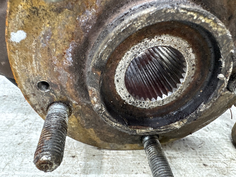 Кулак поворотный левый со ступицей Santa fe 2012-2019 DM 2.2 diesel D4HB