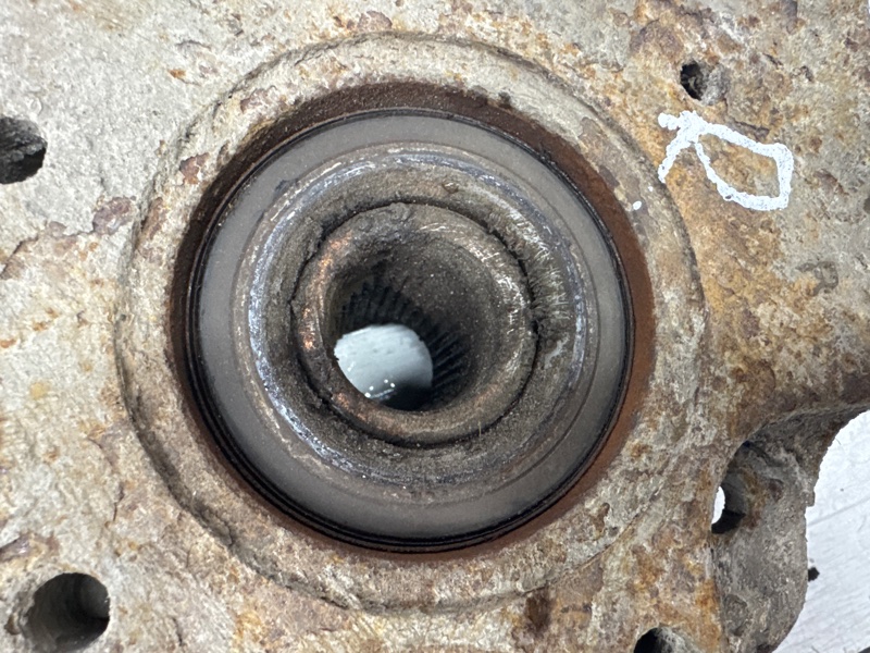 Кулак поворотный правый со ступицей Sorento 2002-2011 BL 2.5 diesel D4CB