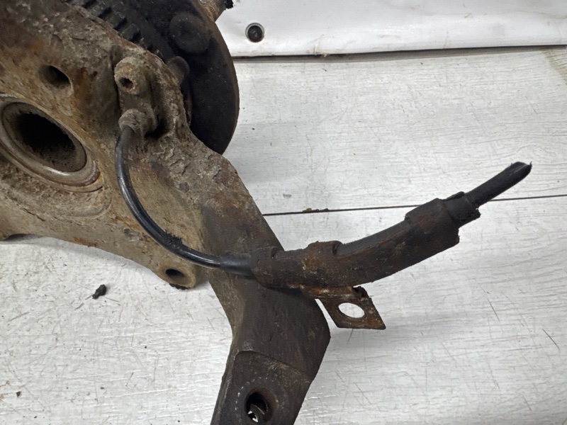 Кулак поворотный левый со ступицей Sorento 2002-2011 BL 2.5 diesel D4CB