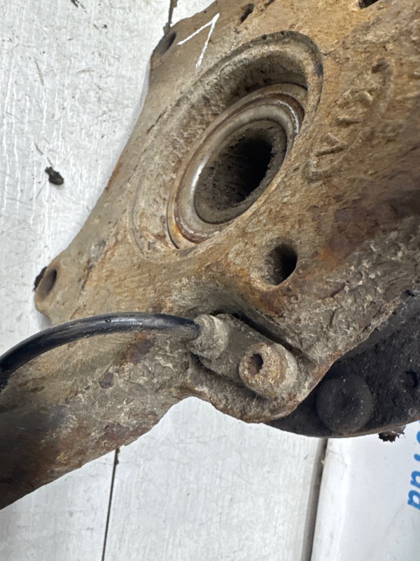 Кулак поворотный левый со ступицей Kia Sorento BL 2.5 diesel D4CB