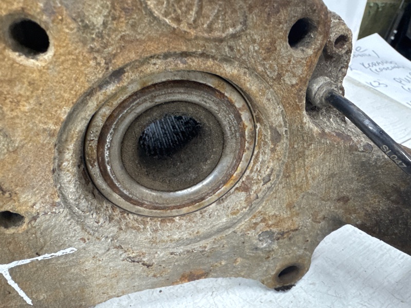 Кулак поворотный левый со ступицей Sorento 2002-2011 BL 2.5 diesel D4CB