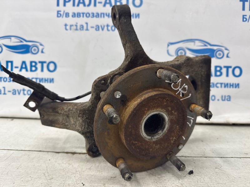 Кулак поворотный левый со ступицей Sorento 2002-2011 BL 2.5 diesel D4CB