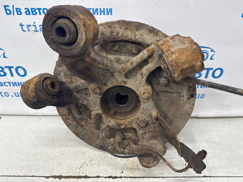 Цапфа задняя правая со ступицей Grand Vitara 2005-2016 JT 2.7 бензин H27A