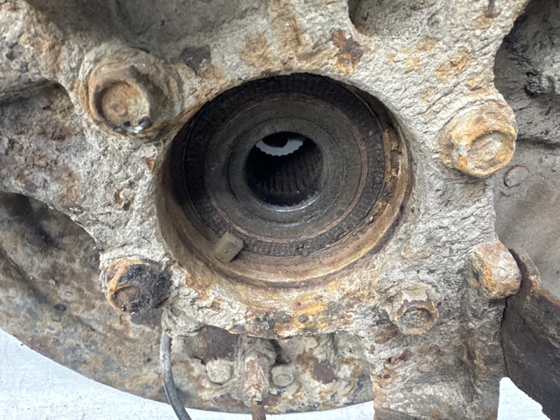 Цапфа задняя правая со ступицей Grand Vitara 2005-2016 JT 2.7 бензин H27A