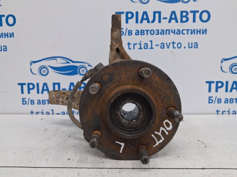 Кулак поворотный левый со ступицей Outlander 2003-2006 cu 2.4 бензин 4G69