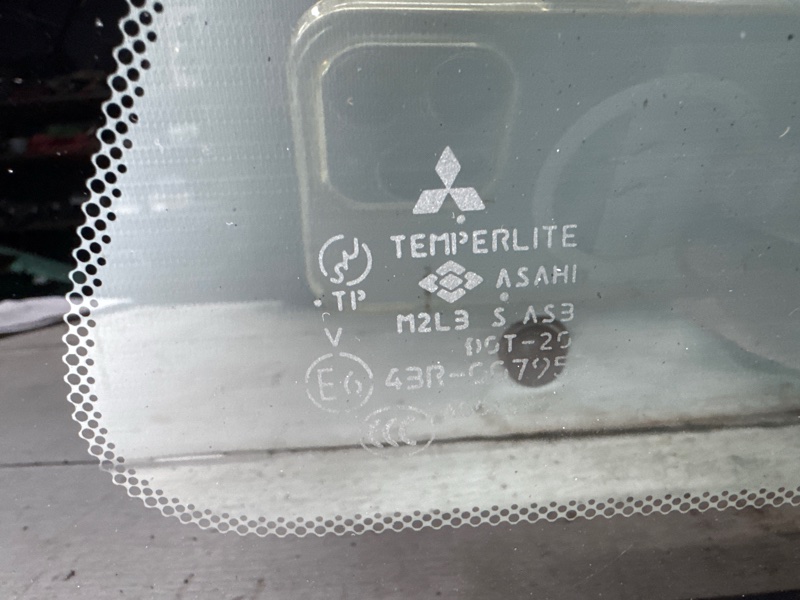 Стекло в кузов заднее правое Outlander 2003-2006 cu 2.4 бензин 4G69