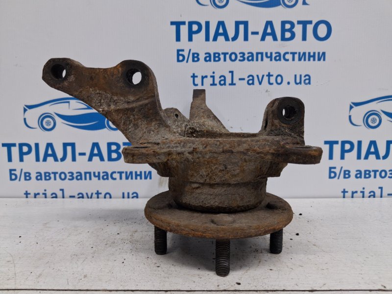 Кулак поворотный правый со ступицей Outlander 2003-2006 cu 2.4 бензин 4G69