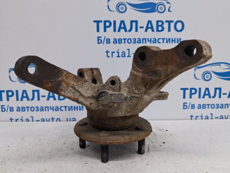 Кулак поворотный правый со ступицей Outlander 2003-2006 cu 2.4 бензин 4G69