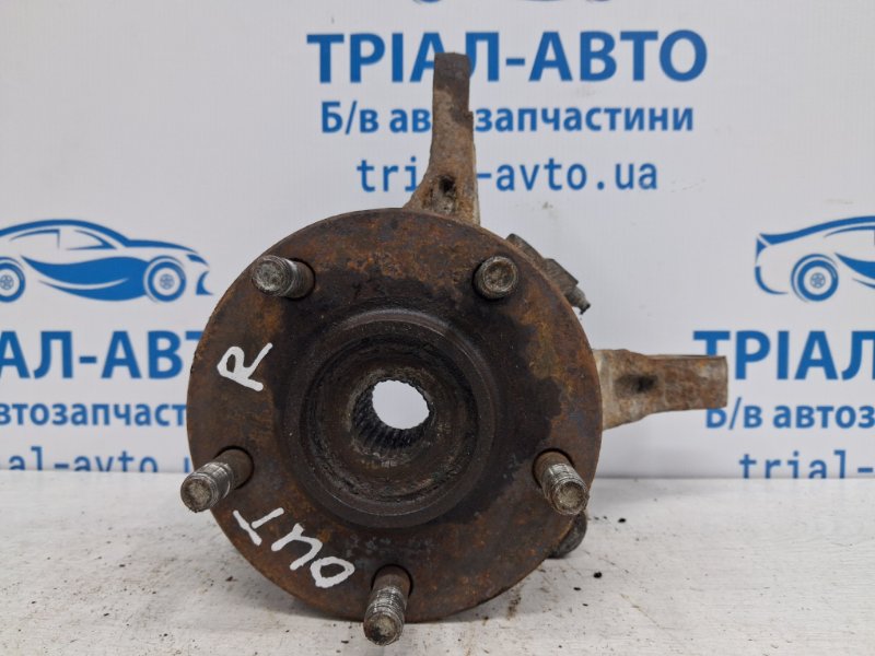 Кулак поворотный правый со ступицей Outlander 2003-2006 cu 2.4 бензин 4G69