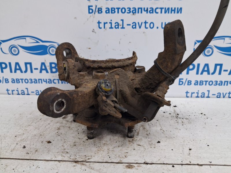 Кулак поворотный левый со ступицей Pajero Wagon 1999-2006 3 3.2 Дизель 4M41