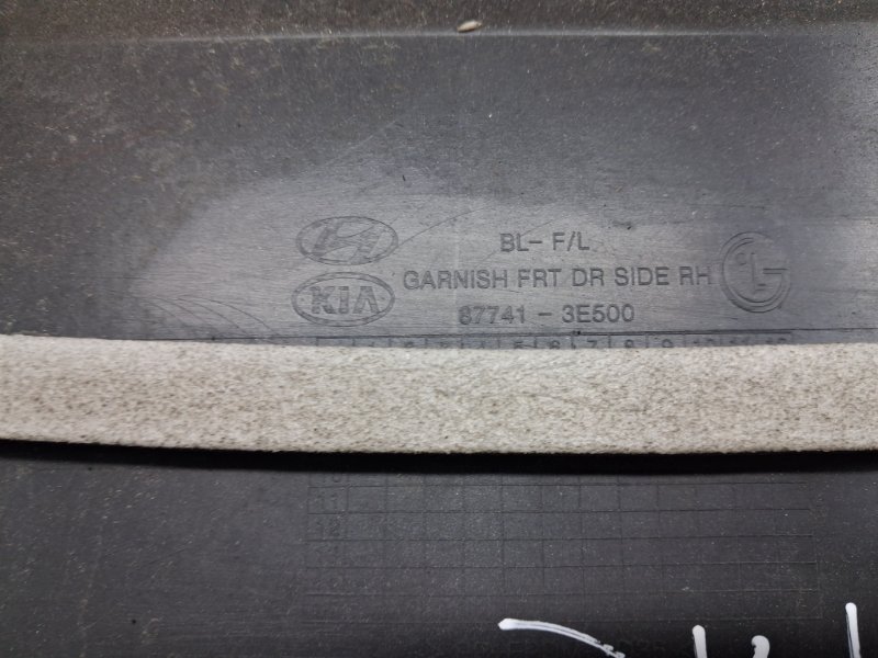 Накладка двери передняя правая Sorento 2002-2011 BL 2.5 diesel D4CB