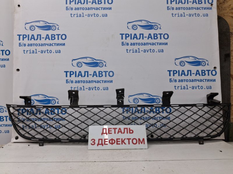 Решетка бампера центральная Mitsubishi L200 2006-2015 KB 2.5 Diesel 4D56 6402A073 Б/У