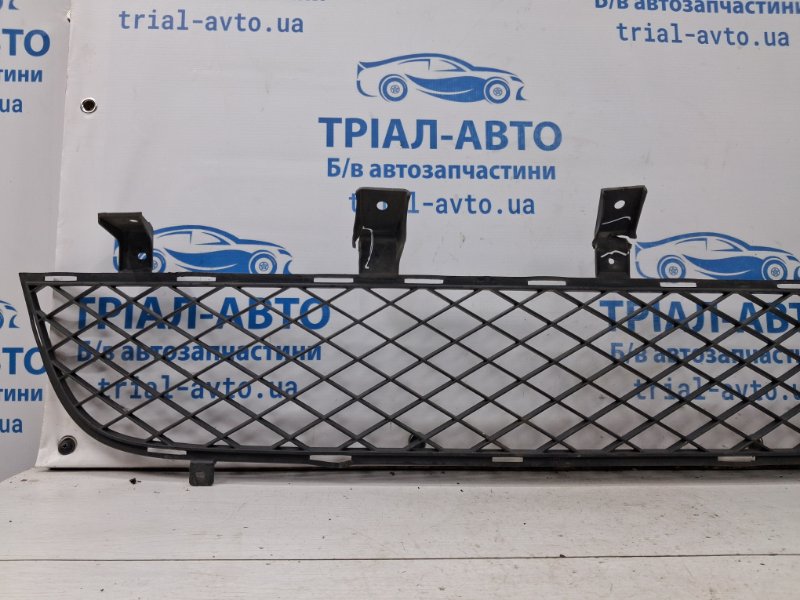 Решетка бампера центральная Mitsubishi L200 KB 2.5 Diesel 4D56