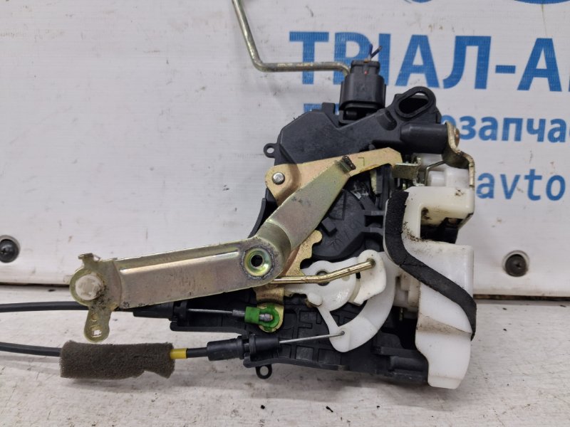 Замок двери передний левый Mitsubishi L200 KB 2.5 Diesel 4D56