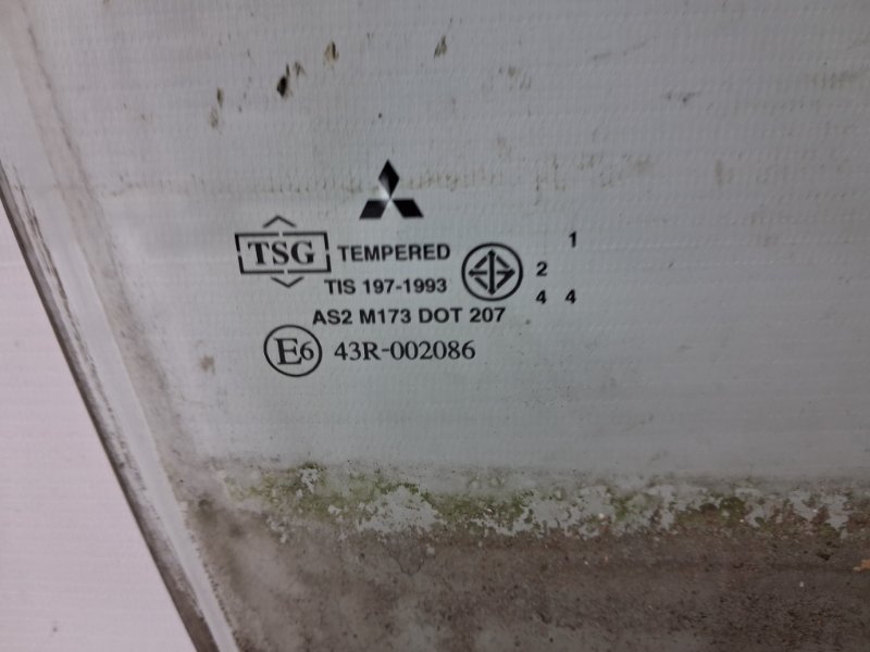 Стекло двери переднее правое Mitsubishi L200 KB 2.5 Diesel 4D56