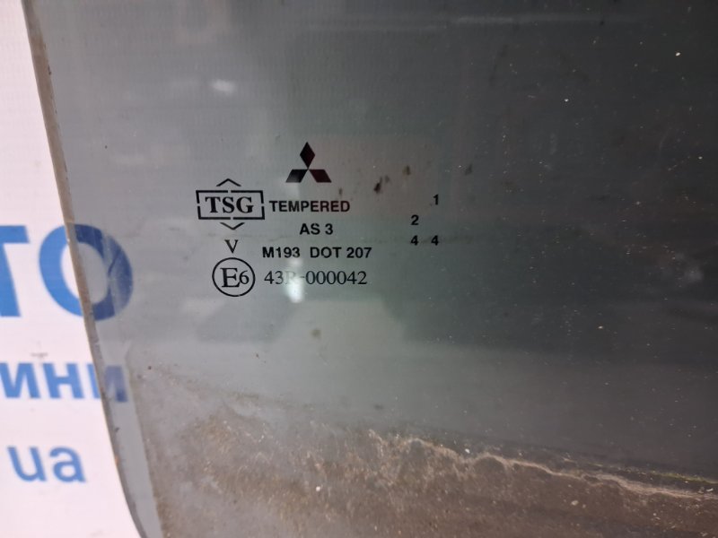 Стекло двери заднее правое Mitsubishi L200 KB 2.5 Diesel 4D56
