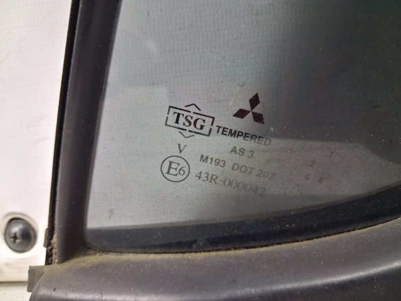 Стекло двери задней левой (форточка) Mitsubishi L200 KB 2.5 Diesel 4D56
