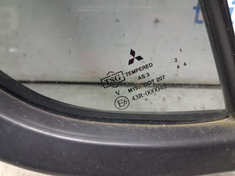 Стекло двери задней правой (форточка) Mitsubishi L200 KB 2.5 Diesel 4D56