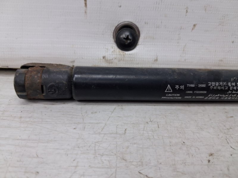 Амортизатор крышки багажника правый Korando 2010-2019 C200 2.0 diesel D20Dt