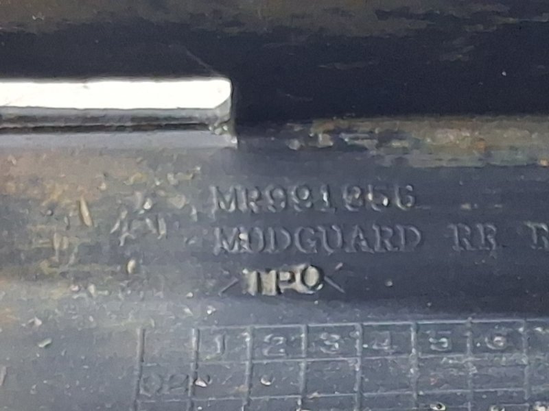 Брызговик задний правый Outlander 2003-2006 cu 2.4 бензин 4G69