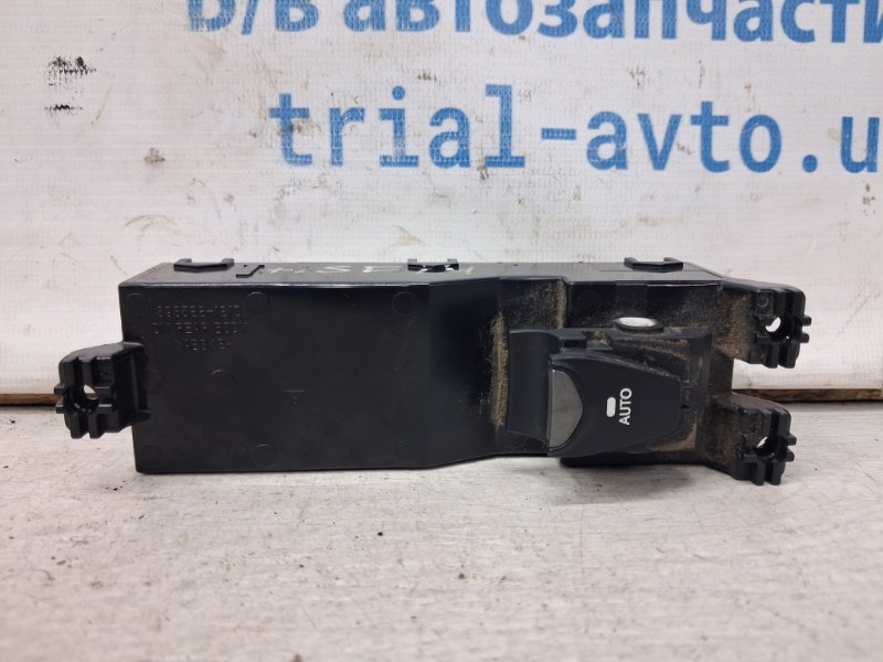Кнопка стеклоподъемника Hyundai Santa fe 2012-2019 DM 2.2 diesel D4HB 935802W500 Б/У