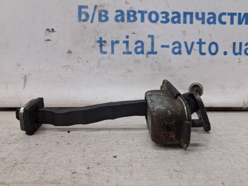 Ограничитель двери задний левый Hyundai IX35 2009-2015 LM 1.7 diesel D4FD 794802Y000 Б/У