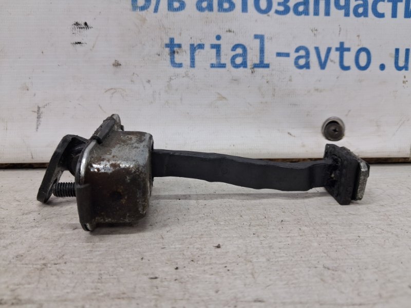 Ограничитель двери задний правый Hyundai IX35 2009-2015 LM 1.7 diesel D4FD 794902Y000 Б/У