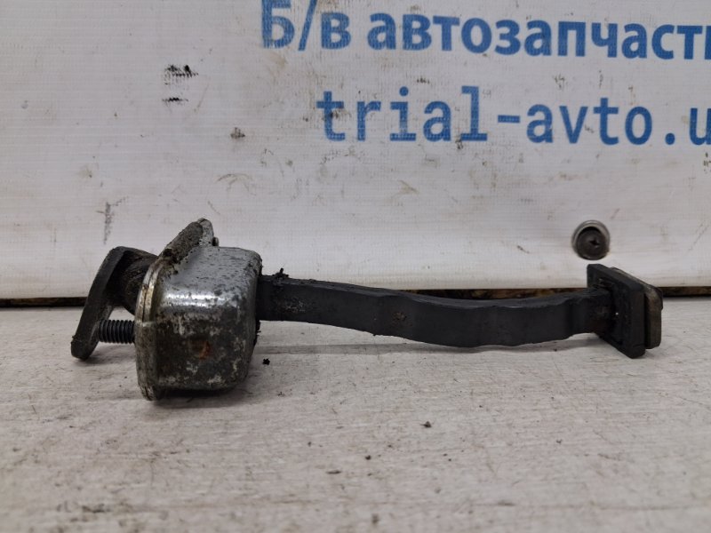 Ограничитель двери передний правый Hyundai IX35 2009-2015 LM 1.7 diesel D4FD 793902Y000 Б/У