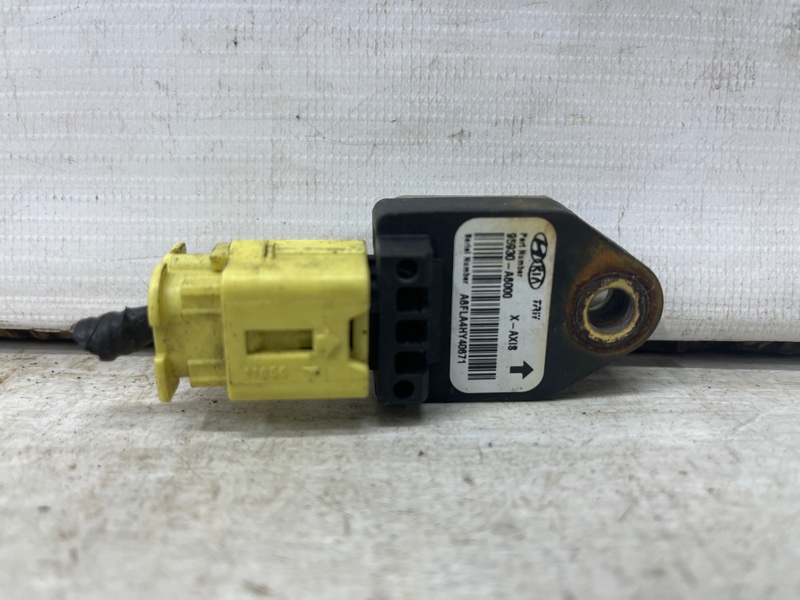 Запчасть датчик удара Hyundai I30 2011-2017 GD 1.6 diesel D4FB 95930A6000 Б/У Датчик удара Hyundai I30 2011-2017 GD 1.6 diesel D4FB 95930A6000 Б/У