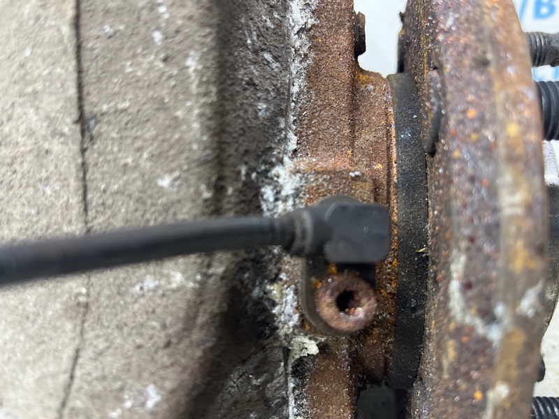 Кулак поворотный левый со ступицей Chevrolet Captiva C140 2.2 diesel Z22D1