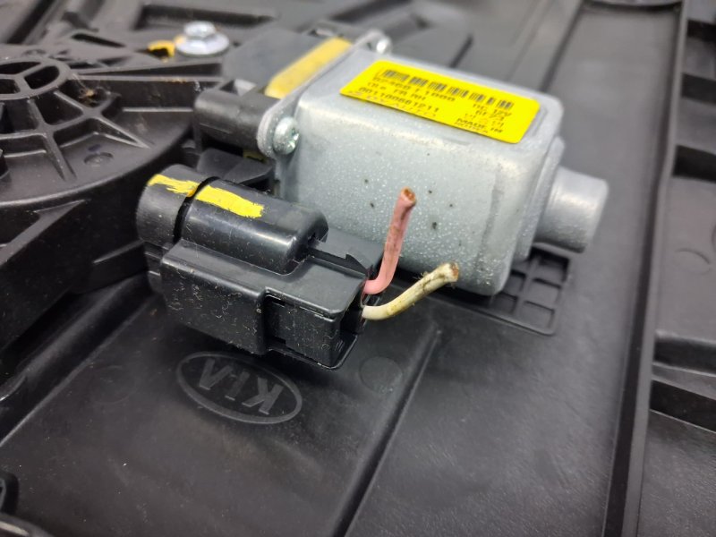 Стеклоподъемник передний правый Kia Sportage QL 1.7 diesel D4FD