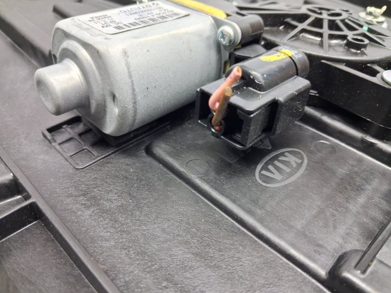 Стеклоподъемник передний левый Kia Sportage QL 1.7 diesel D4FD