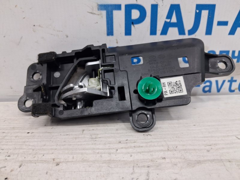 Ручка двери внутренняя правая Kia Sportage QL 1.7 diesel D4FD