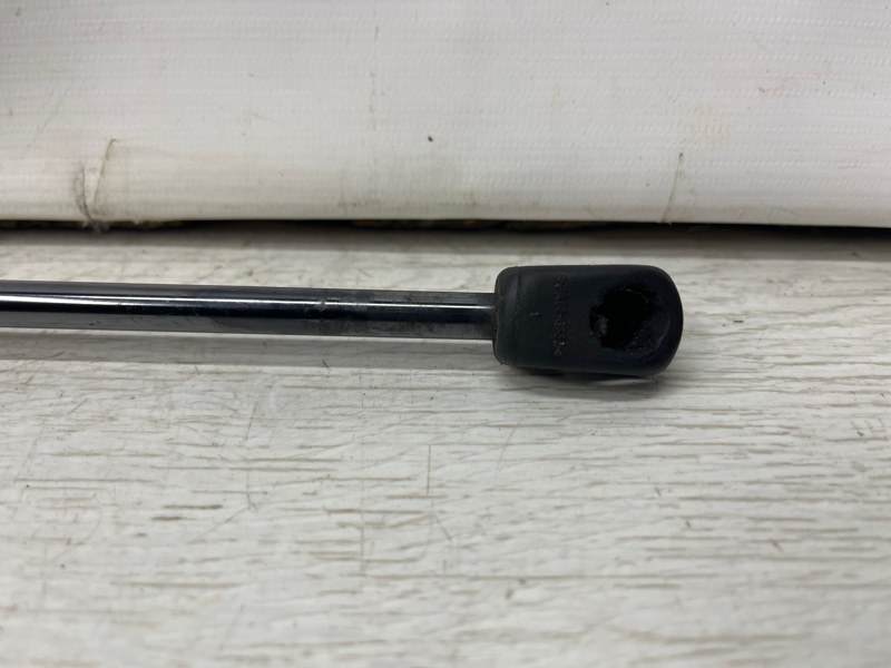 Амортизатор крышки багажника Kia Sportage QL 1.7 diesel D4FD