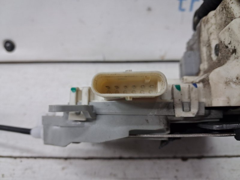 Замок двери передний левый